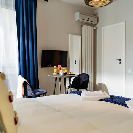 Petite Maison Sur Le Boulevard Bucarest